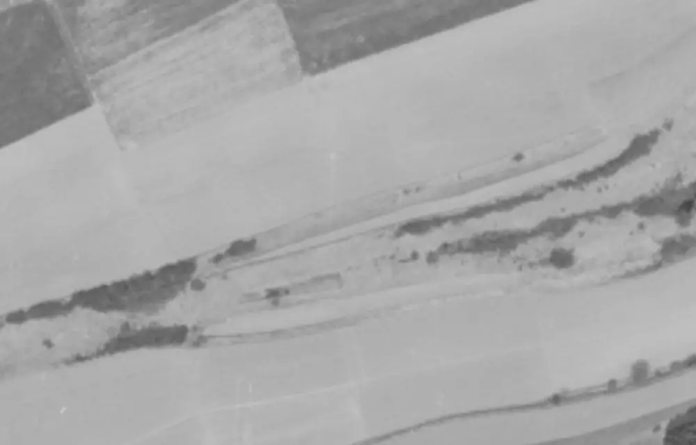 Luftbild 1968 - ein großflächiger Magerrasen wird durch Feldgehölze durchzogen