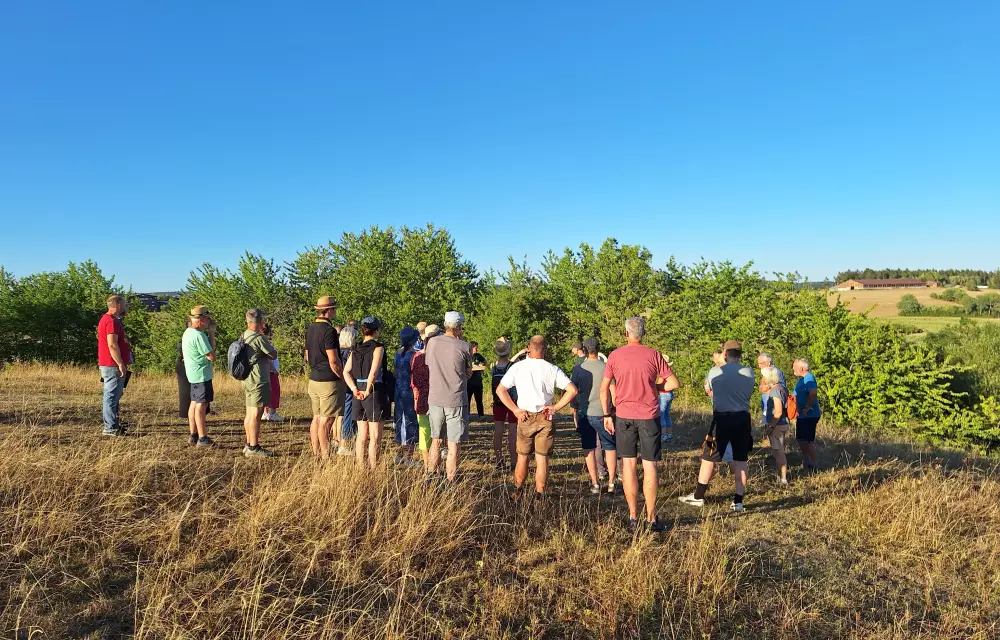 Exkursionsgruppe auf der Pferdweide