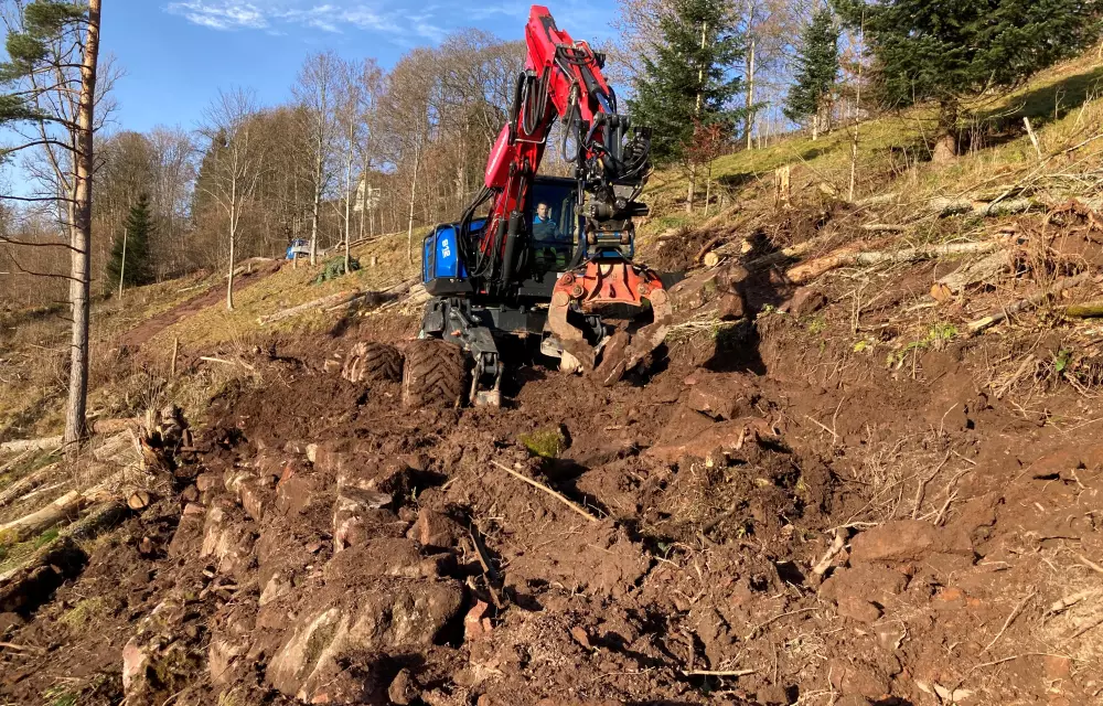 Stück für Stück wurde die Mauer wieder aufgesetzt